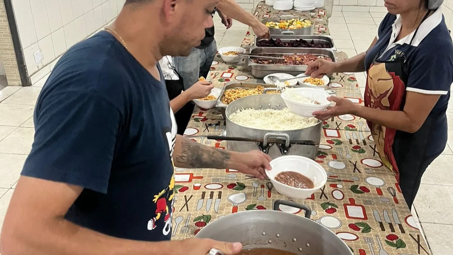 Preparo de Marmitas para População de Rua