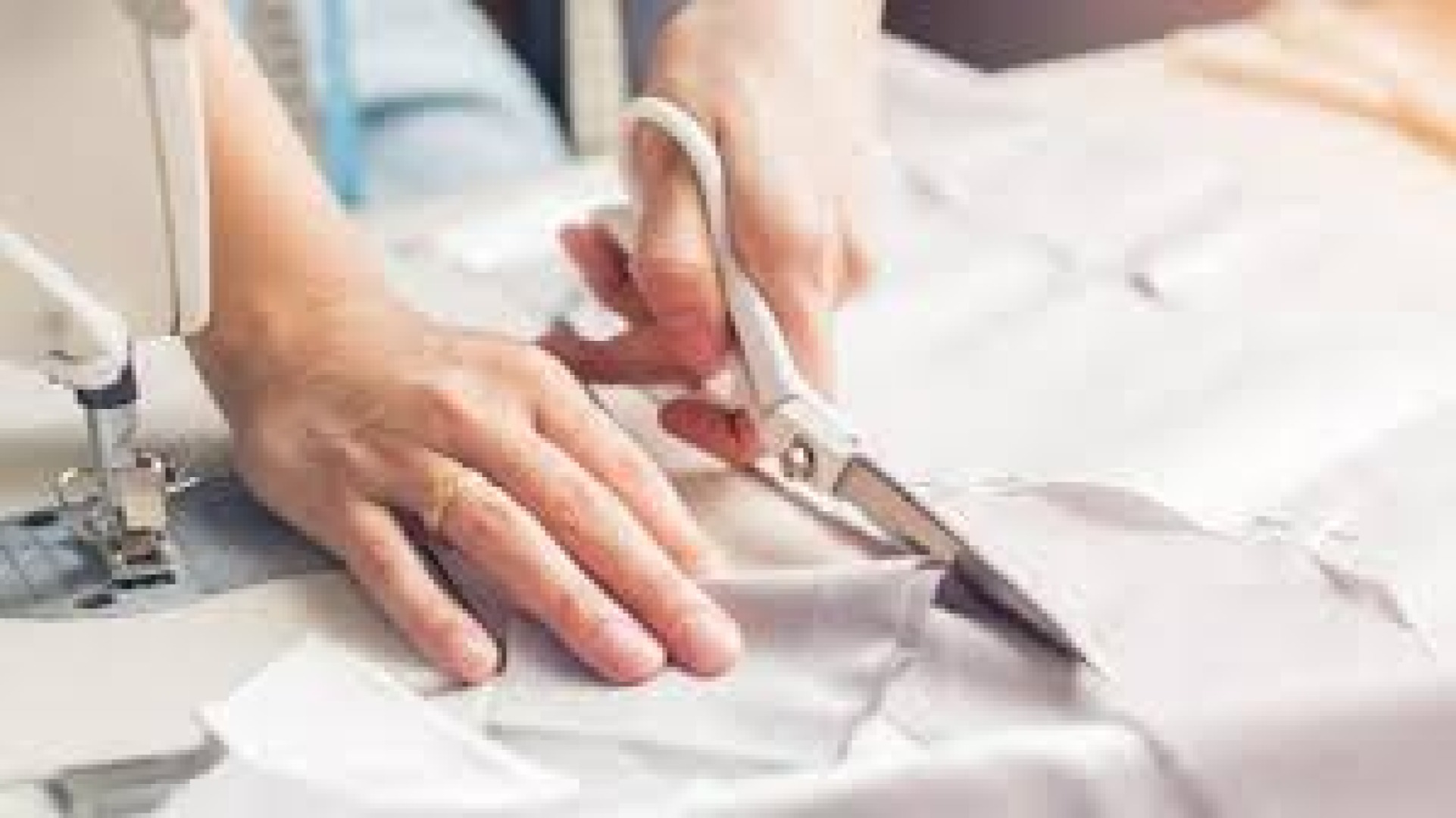 Professora de corte e costura iniciante