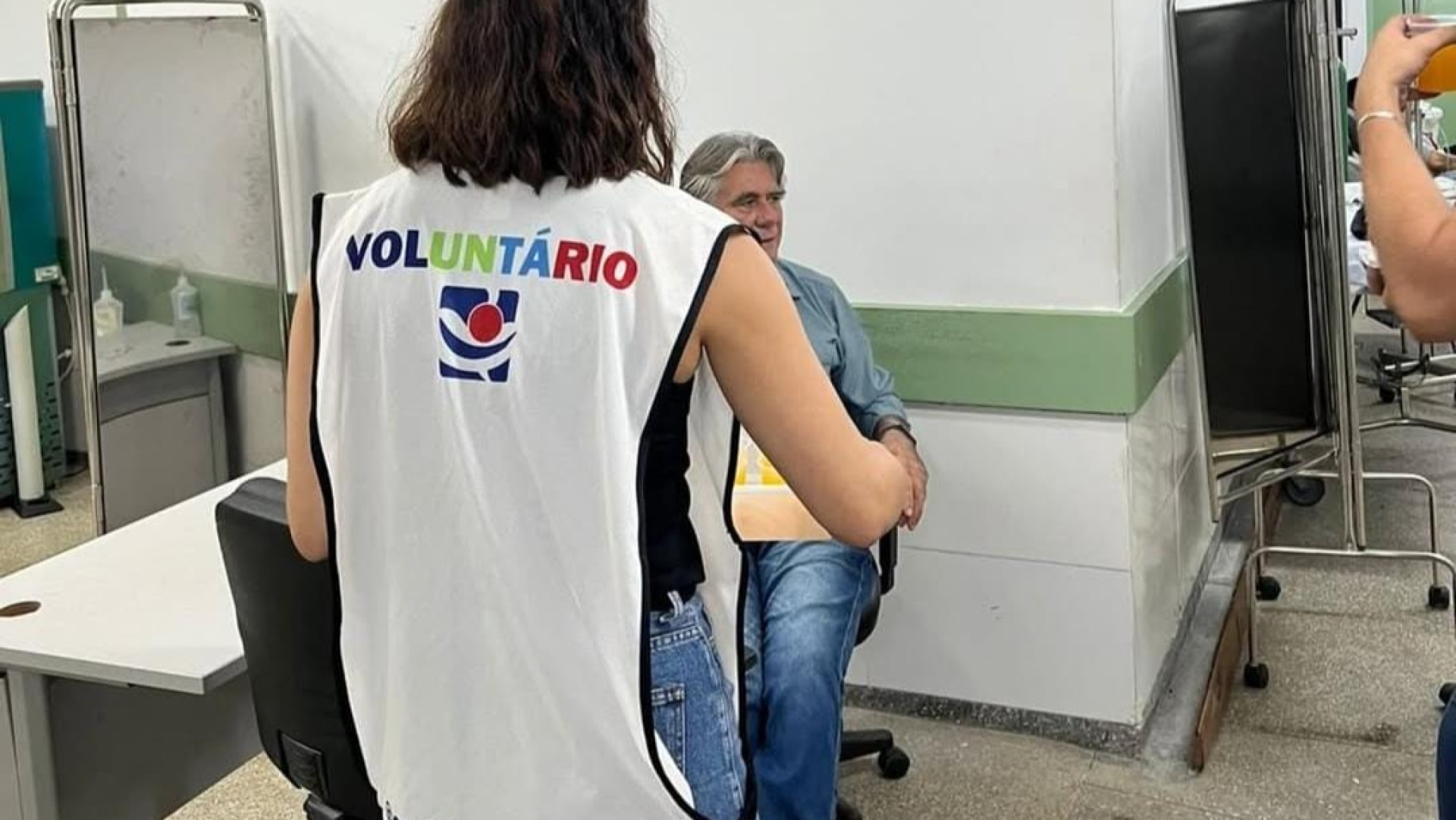Voluntários para doar lanche em unidades de saúde
