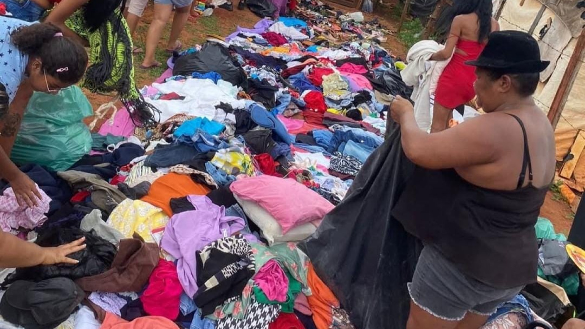 Voluntários para ajudar a distribuir roupas e sapatos