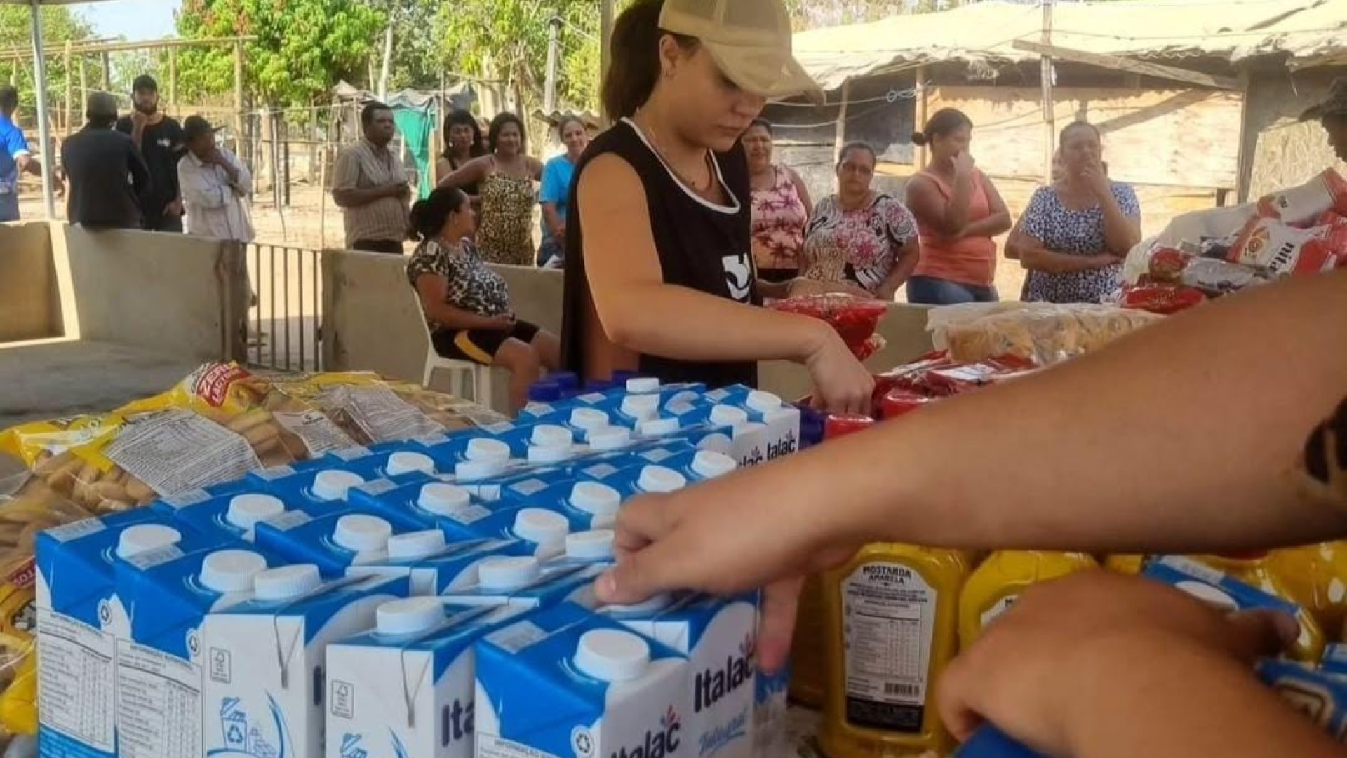 Voluntários para ajudar a distribuir alimento