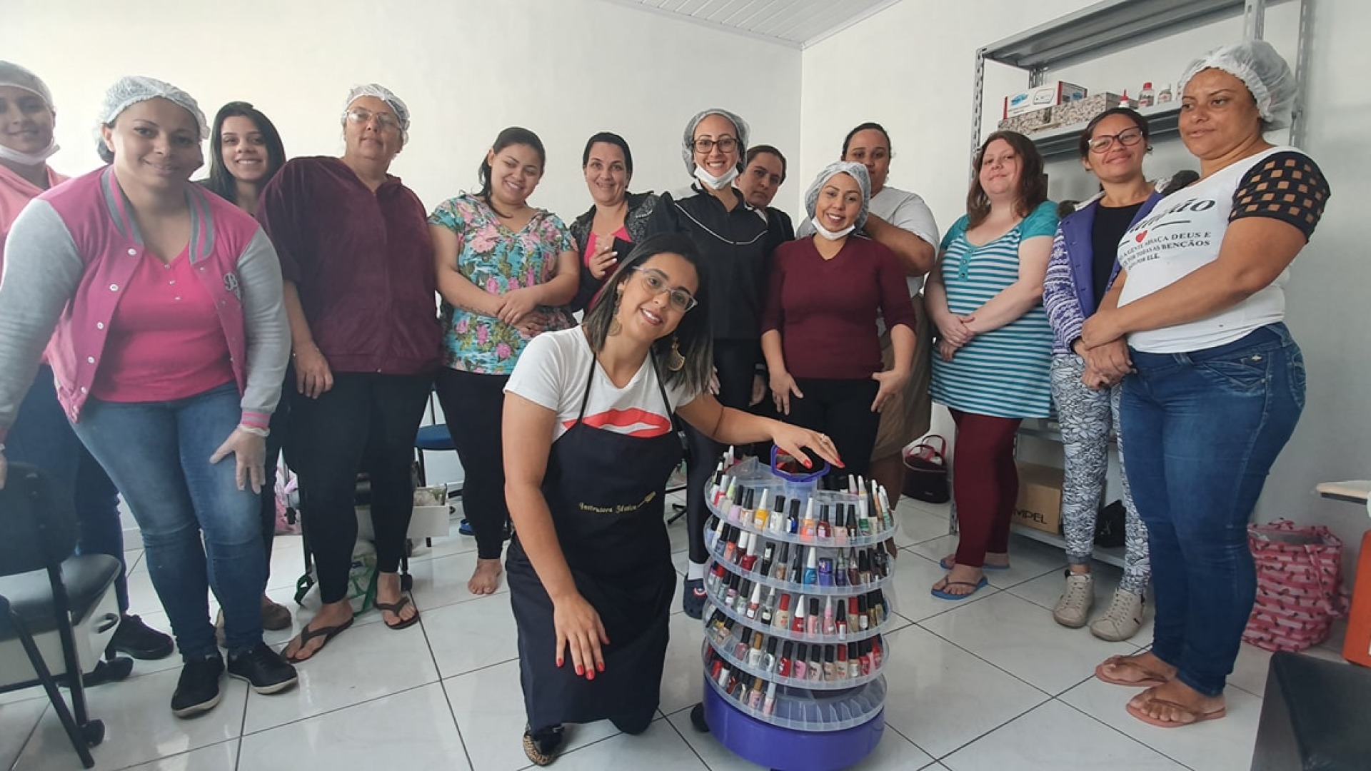 Professor (a) Manicure e Pedicure 